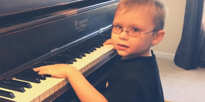 Imádja az internet a 7 éves kisfiút, aki elzongorázta a Bohemian Rhapsodyt