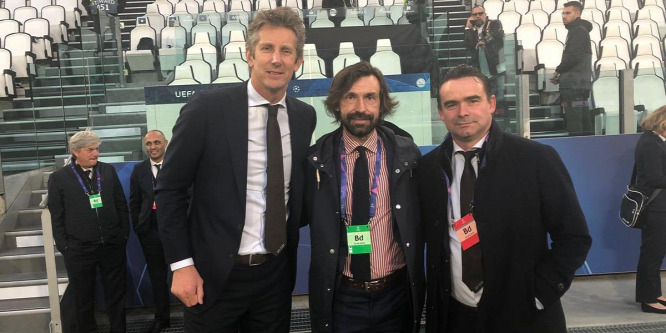 Ingben, hason csúszva ünnepelte a Juventus kiejtését az Ajax sportigazgatója