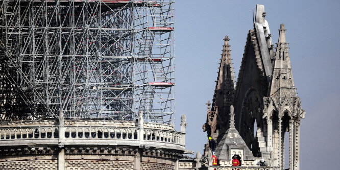 Megtalálták a Notre-Dame zárókövét díszítő angyalszobrok egyikét