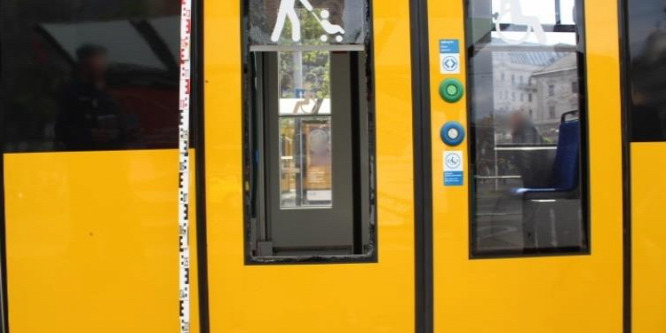 Rettegtek az utasok - Az agresszív szír migráns kirúgta a 6-os villamos ablakát