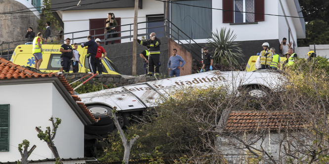 A portugál elnök a tragikus madeirai buszbaleset helyszínére ment