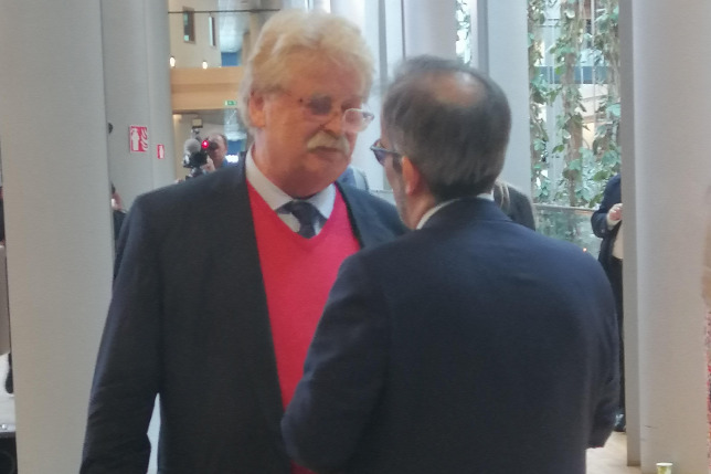 V4NA: Egy mondatot ismételget Merkel botrányba keveredett szövetségese V4NA: Egy mondatot ismételget Merkel botrányba keveredett szövetségese