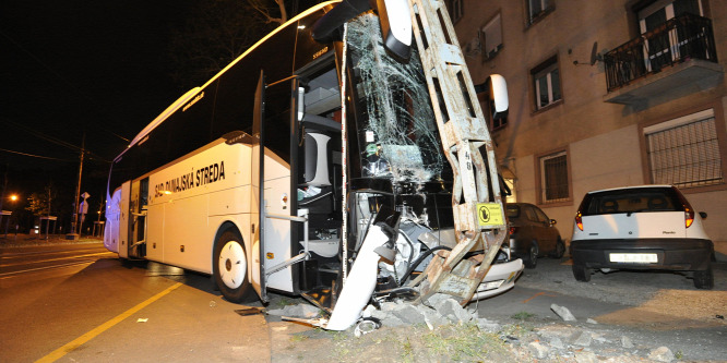 Turistabusz-baleset Budapesten