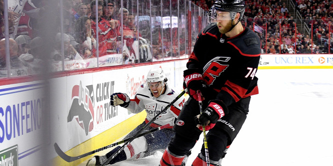 Egyenlített a Carolina a címvédő ellen az NHL-ben