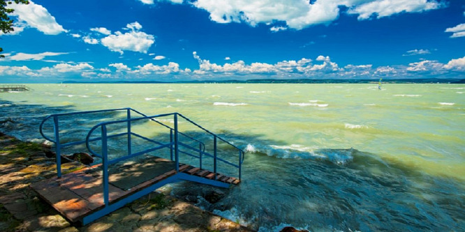 Nyári meleg köszöntött be, többen fürödtek a Balatonban