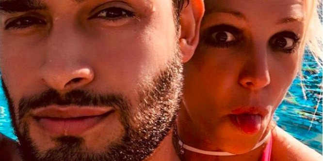 Britney Spears bikiniben, fura pózban látható a szerelmével - fotó