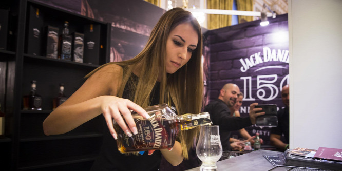Egy teljes szeszfőzdét is megkaphatunk egy üveg whiskey-vel