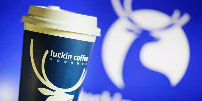 Új vezető a botrányos kínai Starbucks cégnél, a Luckin Coffee-nál