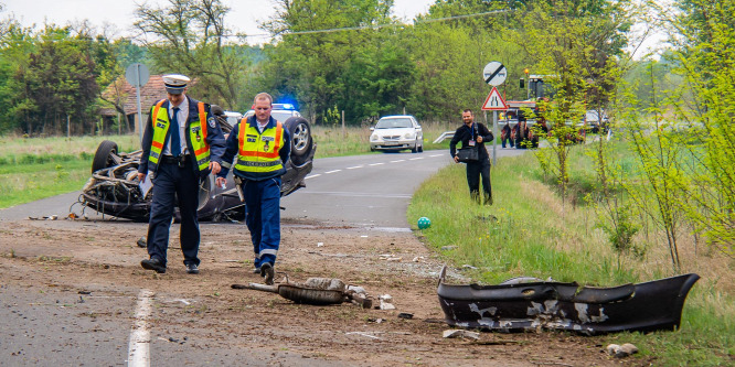 Megdöbbentő képek: részeg, jogosítvány nélküli sofőr borult fel autójával Kiskunmajsán