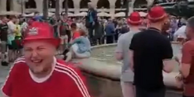 A Liverpool-szurkolók turistákat löktek a szökőkútba Barcelonában - videó
