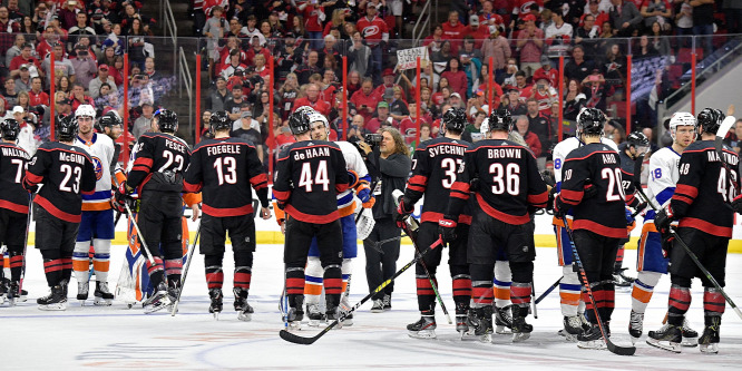 NHL: történelmi söpréssel jutott főcsoportdöntőbe a lesajnált csapat