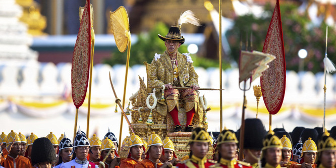 Gyaloghintón vitték körbe Bangkokban az új thaiföldi királyt