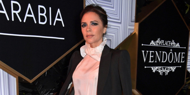 Él emberen ezer éve nem láttunk ilyet: elfeledett ruhadarabot hoz vissza Victoria Beckham