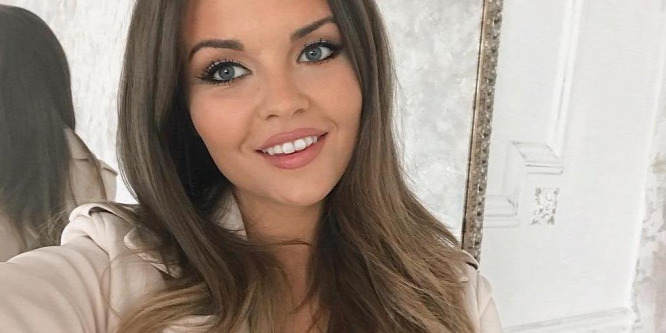 Bikinire vetkőzött Kárpáti Rebeka - Fotó