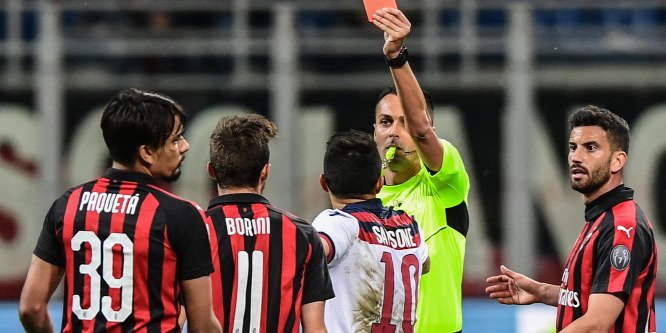 Komoly eltiltást kapott a bírót megütő Milan-játékos - videó