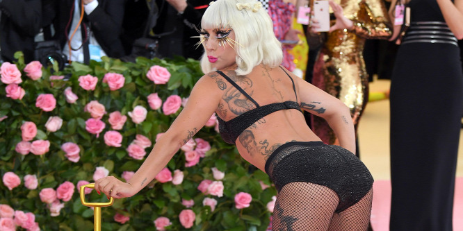 Met-gála 2019: Lady Gaga sztriptízelve vonult a vörös szőnyegen