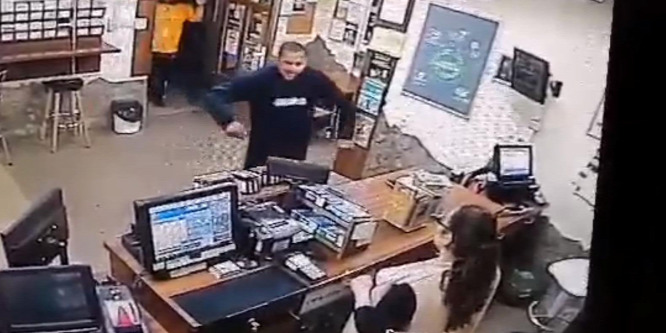 Bárkit leüthet a törökszentmiklósi bokszoló, aki több embert összevert egy trafikban - video