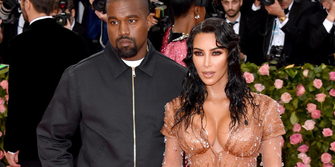 Kim Kardashian megmutatta, hogyan tünteti el a pikkelysömör nyomait