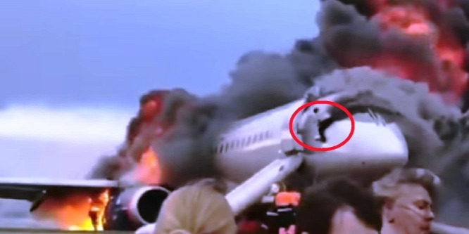 Így hagyta el az égő gépet a pilóta az ablakon keresztül - videó