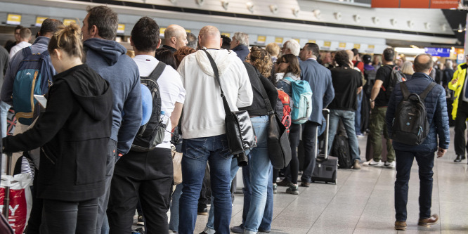 Drónt észleltek a frankfurti repülőtéren, leállították a forgalmat