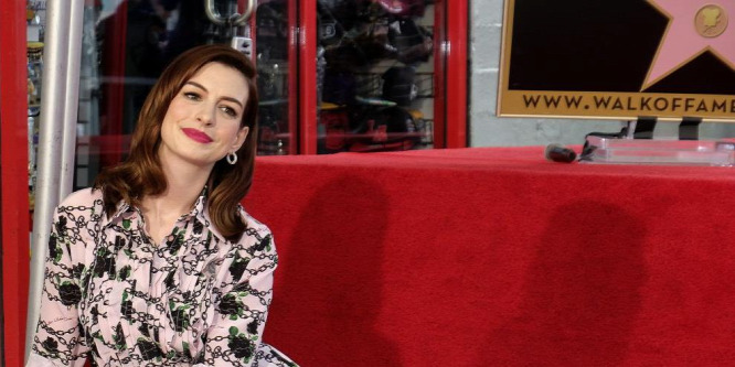 Anne Hathaway hatalmas dekoltázst villantott