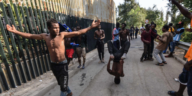 Megint megrohamozták az afrikai migránsok a ceutai határkerítést - videó