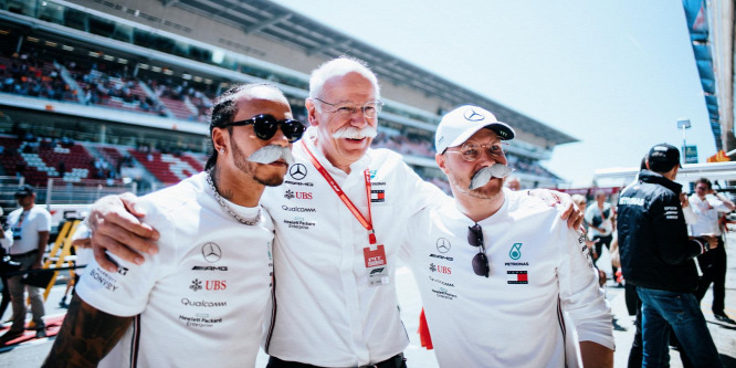Hamiltonék egy táskányi bajusszal ünnepelték a távozó Mercedes-vezért