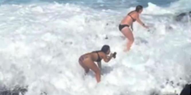 Elsodorta a hatalmas hullám a vakmerő turistákat – videó