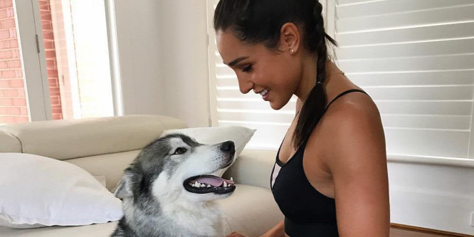 Egy héttel a szülés után mutatta meg a hasát Kayla Itsines fitneszedző