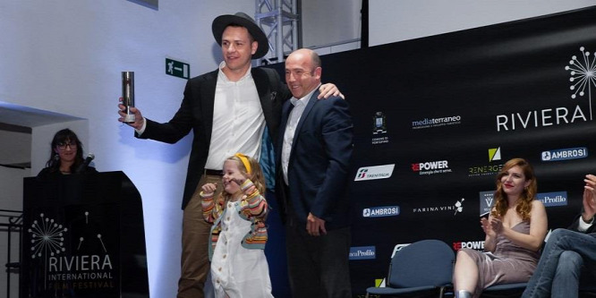Oscar-díjas producer adta át a Casablanca rendezőjéről szóló film új díját