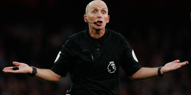 A vendégszektorban tombolt a Premier League legismertebb bírója - videó
