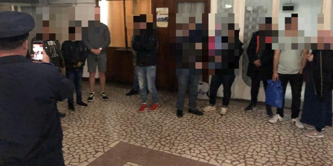 Iraki és szíriai migránsokat találtak egy furgonban a Nagylak-Csanádpalota határon