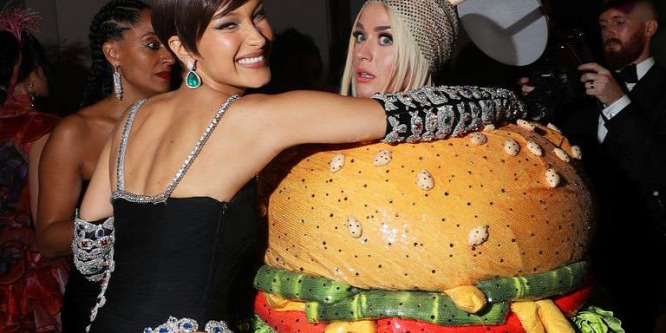 Katy Perry felülmúlta önmagát: hamburgerruhába bújt