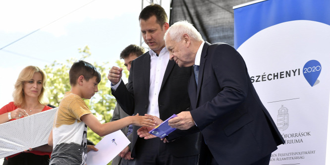 A családközpontúságról kell szólnia a gyermekvédelemnek