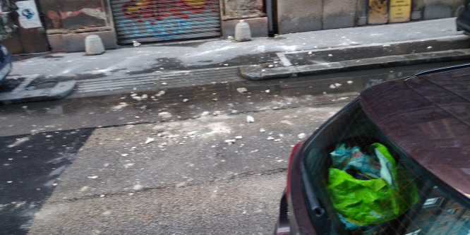 Lezártak egy utcát Budapesten, mert omlik egy ház - képek