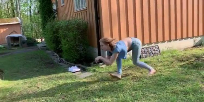 A norvég Ayla Kirstine szabadidejében lóként üget: rengetegen nézik a videóit