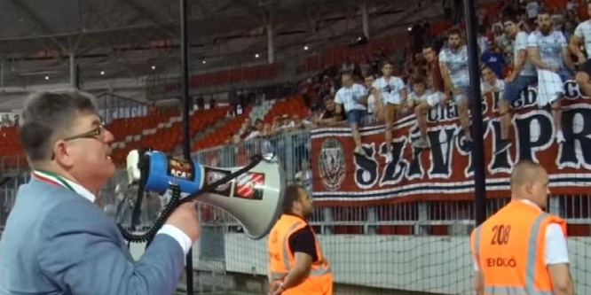 A magyar fociedző megafonnal állt a szurkolók elé - videó