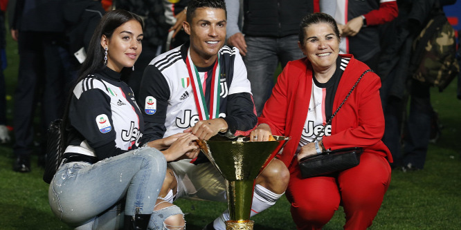 C. Ronaldo fejbe vágta fiát a bajnoki serleggel - videó