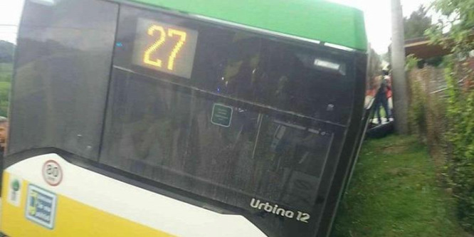 Árokba hajtott egy menetrend szerinti busz Zsolnán