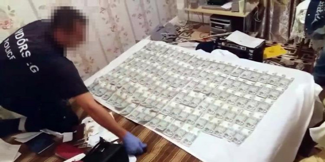 Kábeltolvajok házát rohamozták meg a felfegyverkezett rendőrök - videó