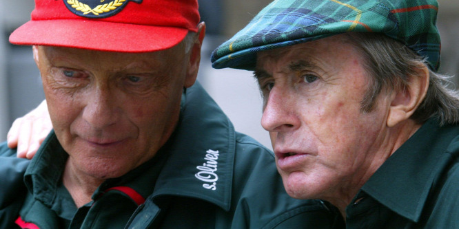 Niki Lauda levette a sisakját és csupa vér volt az arca