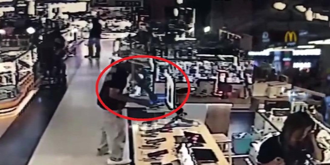 Telefont lopott egy francia turista a thaiföldi üdülőhelyen - videó