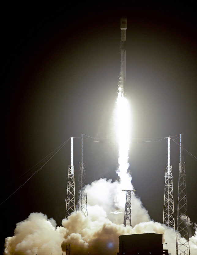 Felbocsátották a SpaceX internetprojektjének első műholdjait Felbocsátották a SpaceX internetprojektjének első műholdjait