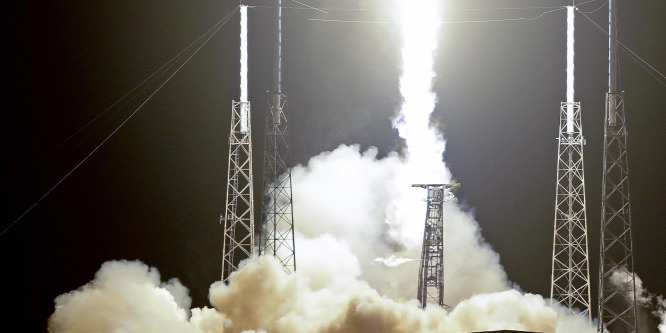 Felbocsátották a SpaceX internetprojektjének első műholdjait
