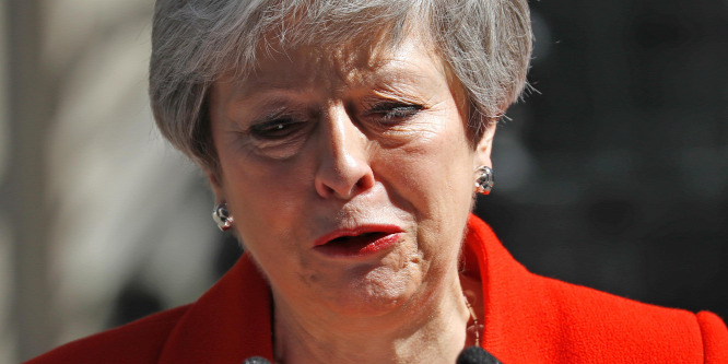 Sírva jelentette be lemondását Theresa May