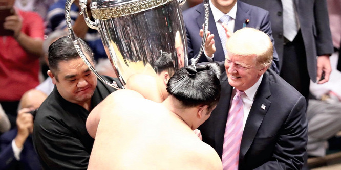 Donald Trump különleges trófeát adott át egy szumóbajnoknak