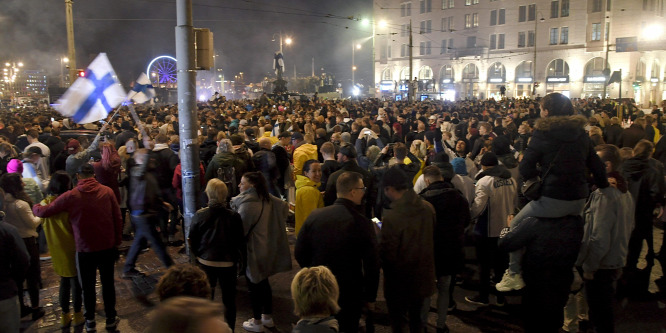 Helsinkiben kitört a káosz, miután a finnek megnyerték a hokivébét - videó