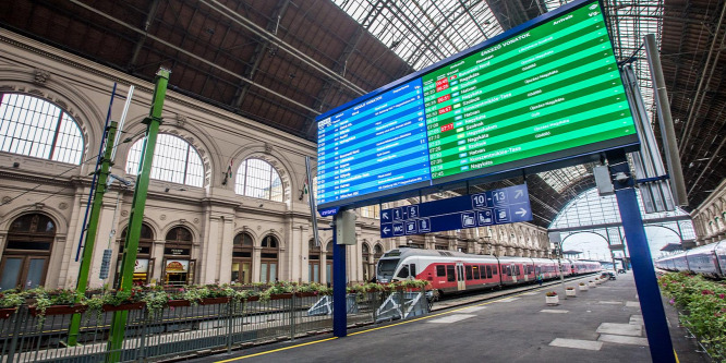 Nem hunyorgunk többé a Keleti pályaudvar kijelzője előtt