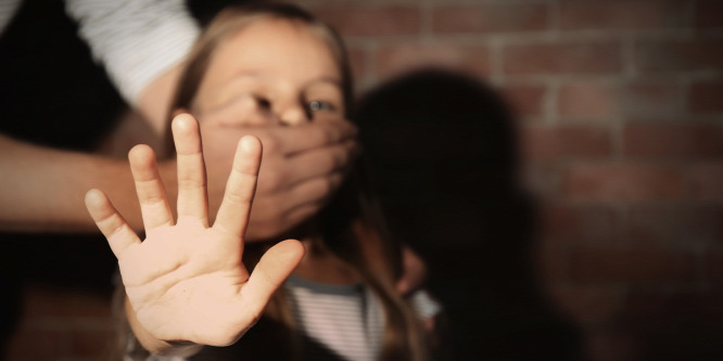 A nő, aki adta-vette a gyerekeket, és így több ezer család életét tette tönkre (18+)