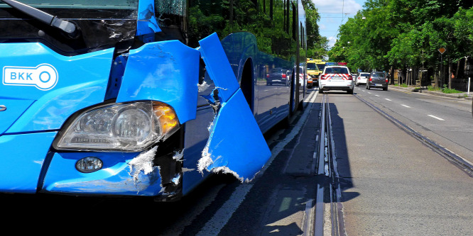 Busz és autó karambolozott Budapesten, többen megsérültek - videó